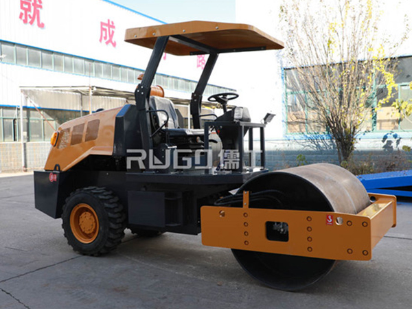 RYL--4噸單鋼輪振動(dòng)壓路機(jī)