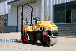  小型壓路機(jī)多久換一次液壓油呢？儒工生產(chǎn)廠家解答
