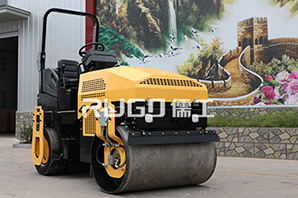 讓小型壓路機(jī)走直線有什么技巧嗎？