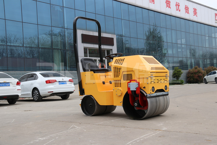 小型壓路機(jī)配重松動的原因是什么？4個(gè)細(xì)節(jié)告訴你