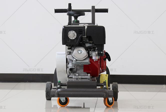 路面開槽機(jī)可以控制開槽的走向，擴(kuò)縫寬度可以調(diào)節(jié)